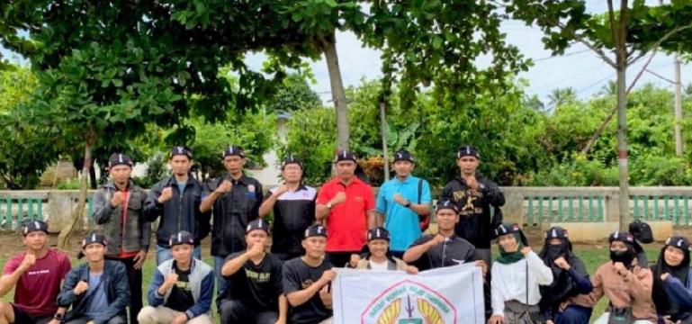 Ketua Dewan Pembina IPSI Kabupaten Dharmasraya, Pariyanto saat melepas kontingen IPSI kabupaten itu menuju Kejurda di Solok Selatan, Sabtu (18/6). (Dok : Istimewa)