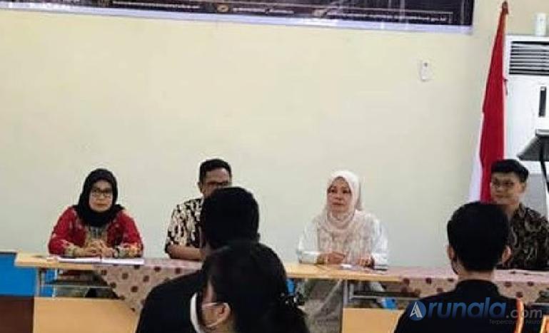 Kepala Balai Bahasa Sumbar, Eva Krisna memberikan masukan untuk pelaksanaan pembekalan Duta Bahasa Sumbar 2022 di kantornya, Selasa siang (14/6). (Foto : Arzil)