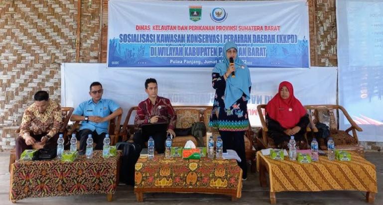 Kepala DKP Sumbar Desniarti memberikan sambutan saat Sosialisasi KKPD di Jorong Pulaupanjang, Nagari Air Bangis, Kecamatan Sungai Beremas, Pasbar, Jumat (10/6). (Dok : Istimewa)