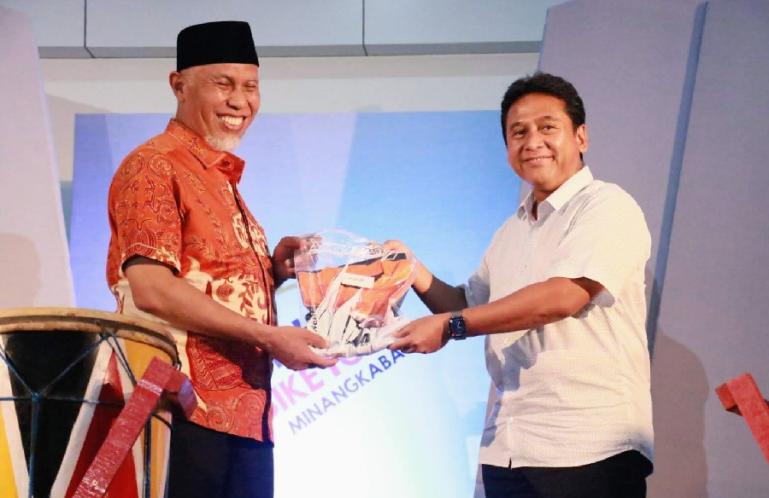 Gubernur Sumbar, Mahyeldi beri cinderamata kepada Ketua Umum PHRI, Hariyadi sekiatan pelaksanaan PHRI Bike Tour, Jumat malam (3/6). (Dok : Istimewa)