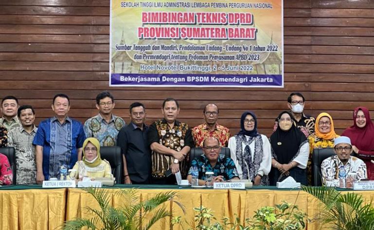 Pimpinan dan anggota DPRD Sumbar saat ikut Bimtek yang diadakan LPPM bersama STIA LPPN di Kota Bukittinggi, Kamis (2/6). (Dok : Istimewa)