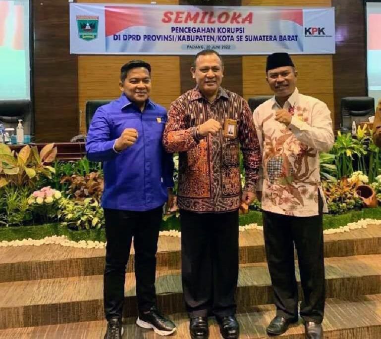 Ketua dan Wakil Ketua DPRD Dharmasraya bersama Ketua KPK RI Firli Bahuri ketika mengikuti semiloka pencegahan korupsi di DPRD Sumbar, Senin (20/6). (Dok : Istimewa)