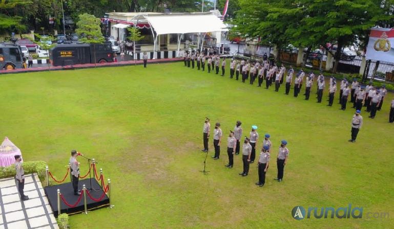 Kapolda Sumbar, Irjen Pol Teddy Minahasa pimpin upacara kenaikan pangkat ratusan personelnya, di halaman Mapolda, Kamis (30/6). (Foto : Derizon)