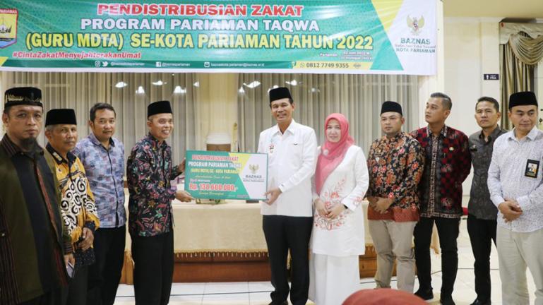 Wali Kota Genius Umar serahkan zakat program Pariaman Taqwa untuk ratusan guru MDTA di balairung rumah dinasnya, Kamis sore (2/5). (Dok : Istimewa)