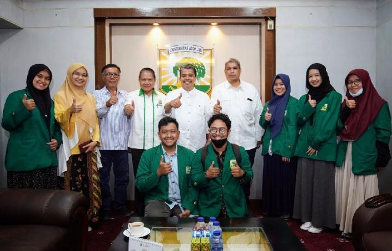 Rektor Unand Prof Dr Yuliandri SH MH didampingi Wakil Rektor I Prof Dr Mansyurdin MS, Wakil Rektor III Ir Insannul Kamil Ph D, dan Wakil Rektor IV Dr Hefrizal Handra MSoc bersama mahasiswa Program IISMA 2022, Selasa (7/6). (Dok : Istimewa)