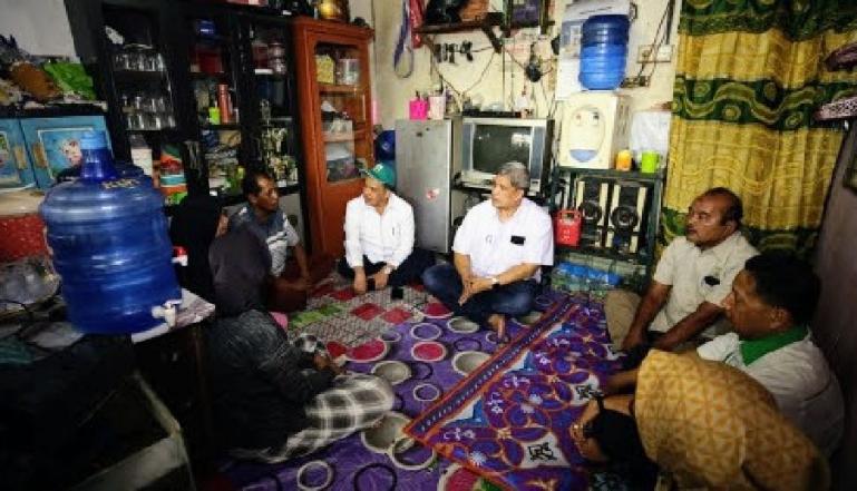 Rektor Unand Prof Dr Yuliandri SH MH didampingi Wakil Rektor III Ir Insannul Kamil Ph D saat bertemu dengan orang tua salah satu calon penerima KKIP, Selasa (14/6). (istimewa)