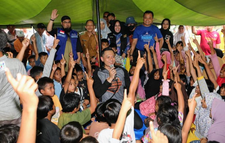 Ketum Partai Demokrat, Agus Harimurti Yudhoyono (AHY) saat mengunjungi korban gempa di Kabupaten Pasaman beberapa waktu lalu. (Dok : Istimewa)