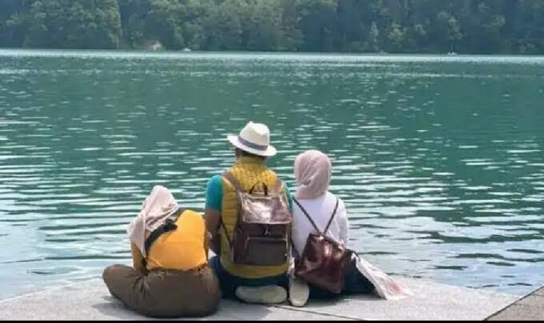 Ridwan Kamil dan Atalia PR di pinggir sungai Aare, Bern, Swiss. IG: Ataliapr. IG: ataliapr. (Dok : Istimewa)