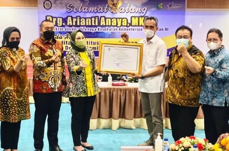 Dirjen Tenaga Kesehatan Kemenkes RI drg Arianti Anaya MKM bersama Wagub Sumbar Audy Joinaldy, Dekan FK Unand Dr dr Afriwardi SpOK, Dirut RSUP Dr M Djamil Dr dr Yusirwan SpB SpBA (K) MARS, Direktur Umum, SDM dan Pendidikan Dr dr Dovy Djanas SpOG KFM saat p
