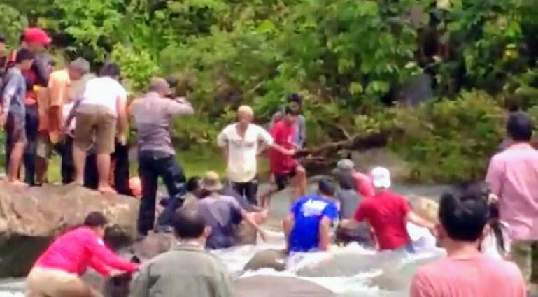 Tim Basarnas bersama warga mengevakuasi jasad korban hanyut di Lubuak Tongga, Minggu (12/6). (Dok : Istimewa)
