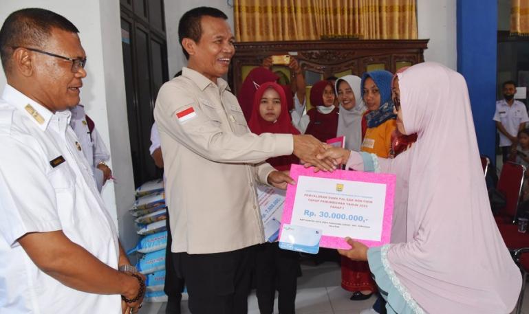 Wali Kota Pariaman, Genius Umar serahkan bantuan pada Keltan dan dan KWT program P2L DAK NF, Rabu (8/6). (Dok : Istimewa)
