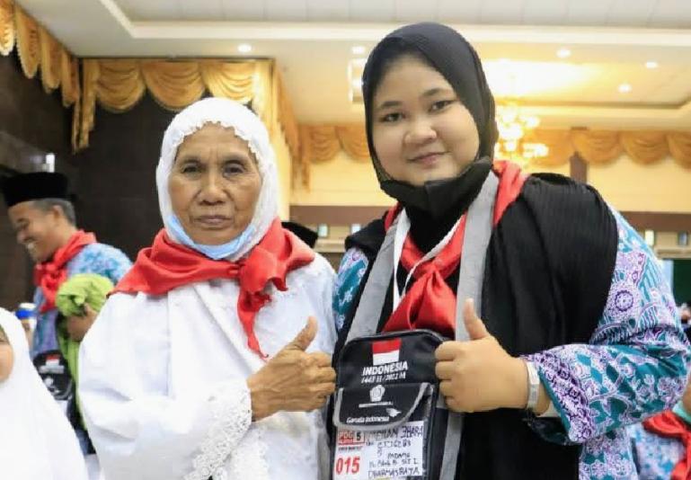 Siti Umaiyah Abu Dardak dan Meylan Zharmmna Astira saat pelepasan Kloter V Embarkasi Padang di Asrama Haji, Tabing, Rabu (8/6). (Dok : Istimewa)