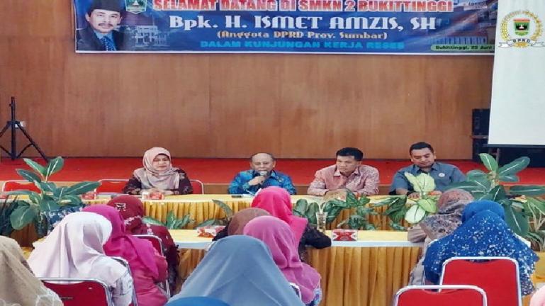 Anggota DPRD Sumbar, Ismet Amziz saat lakukan reses perorangan ke SMK 2 Bukittinggi, Sabtu (25/6). (Dok : Istimewa)