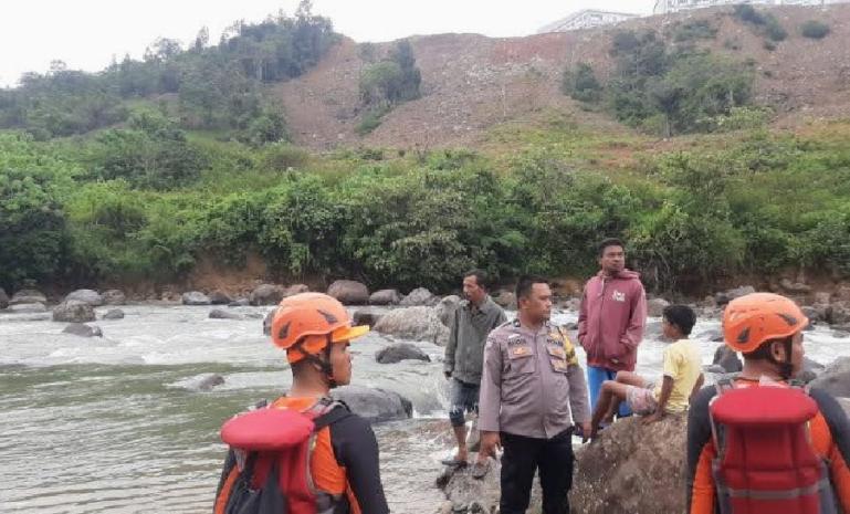 Tim SAR gabungan melakukan pencarian pelajar hanyut. (Dok : Istimewa)