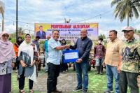 Ketua DPRD Sumbar, Supardi serahkan bantuan 12 unit alsintan kepada Keltan di Kota Payakumbuh dan Kabupaten Lima Puluh Kota, Kamis (23/6). (Dok : Istimewa)