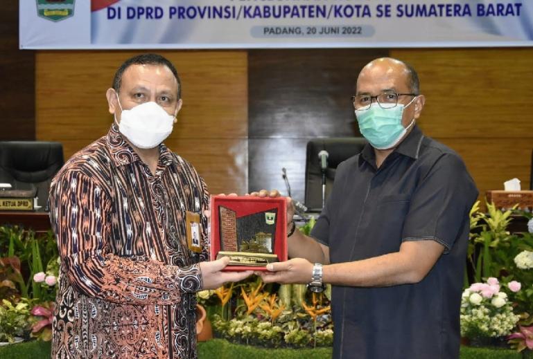Ketua DPRD Sumbar, Supardi menyerahkan kenang-kenangan kepada Ketua KPK RI, Firli Bahuri seusai gelar semiloka di DPRD Sumbar, Senin siang (20/6). (Dok : Istimewa)