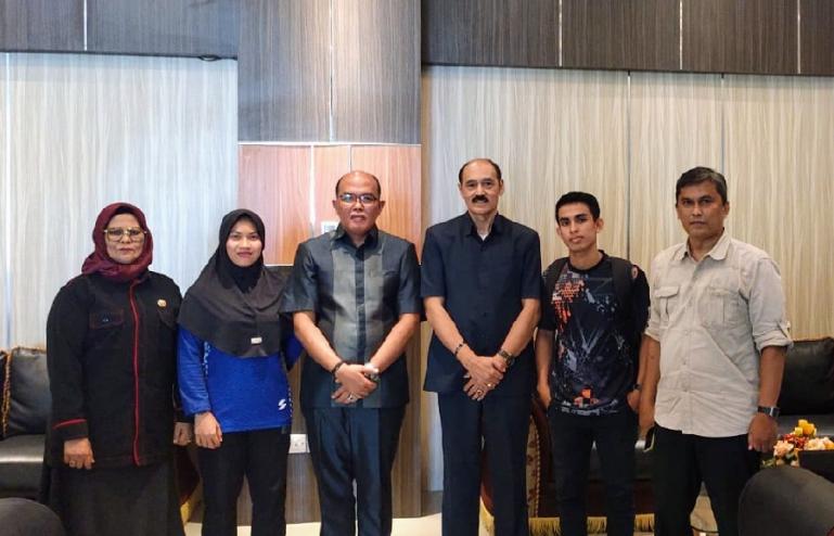 Ketua Pengprov IPSI Sumbar, sekaligus ketua DPRD Sumbar, Supardi ketika melepas Windi Novi menuju Jakarta, di rumah dinasnya, Selasa siang (7/6). (Dok : Istimewa)