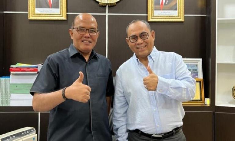 Ketua DPRD Sumbar, Supardi menerima kunjungan Ketua KONI Sumbar terpilih, Ronny Pahlawan di ruang kerjanya, Senin (20/6). (Dok : Istimewa)