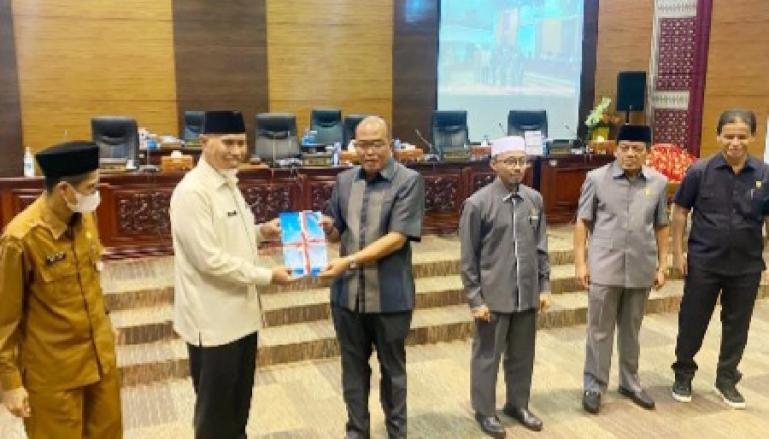 Ketua DPRD Supardi saat menerima laporan pertanggungjawaban APBD 2021 dari Gubernur Mahyeldi, Selasa (7/6). (Dok : Istimewa)