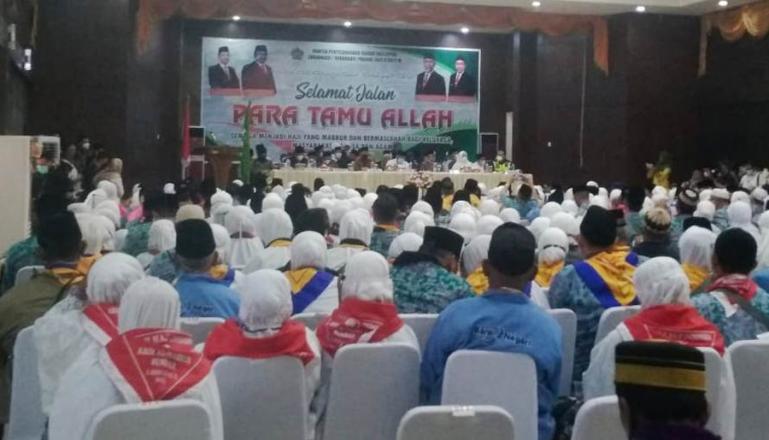 Suasana pelepasan CJH kloter I Embarkasi Padang yang dihadiri Wakil Ketua DPRD Sumbar, Suwirpen Suib di Asrama Haji Tabing, Sabtu (4/6). (Dok : Istimewa)
