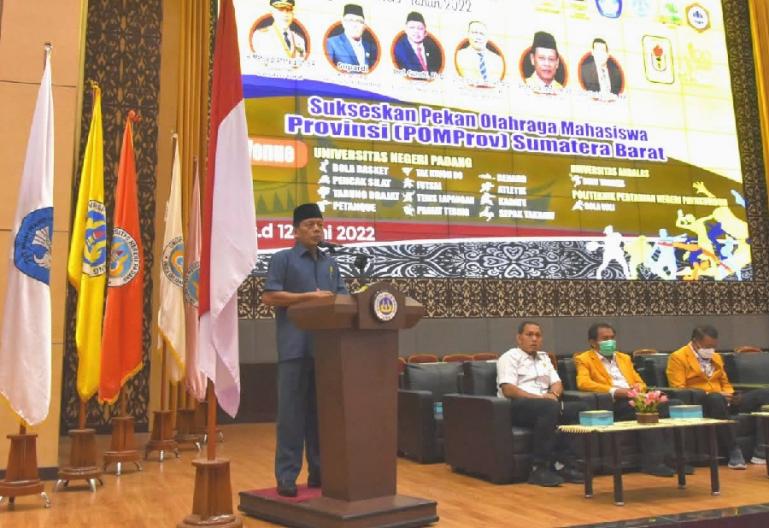 Wakil Ketua DPRD Sumbar, Suwirpen Suib berikan arahan saat pembukaan POMprov Sumbar 2022 di UNP, Senin (6/6). (Dok : Istimewa)
