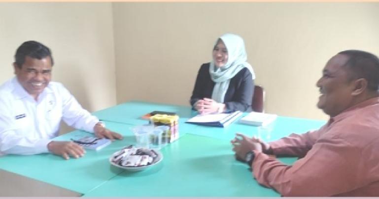 Komisioner KI Sumbar, Tanti Endang Lestari pimpin sidang mediasi antara Sekko Bukittinggi, Martias Wanto dengan Rion, Selasa (21/6). (Dok : Istimewa)