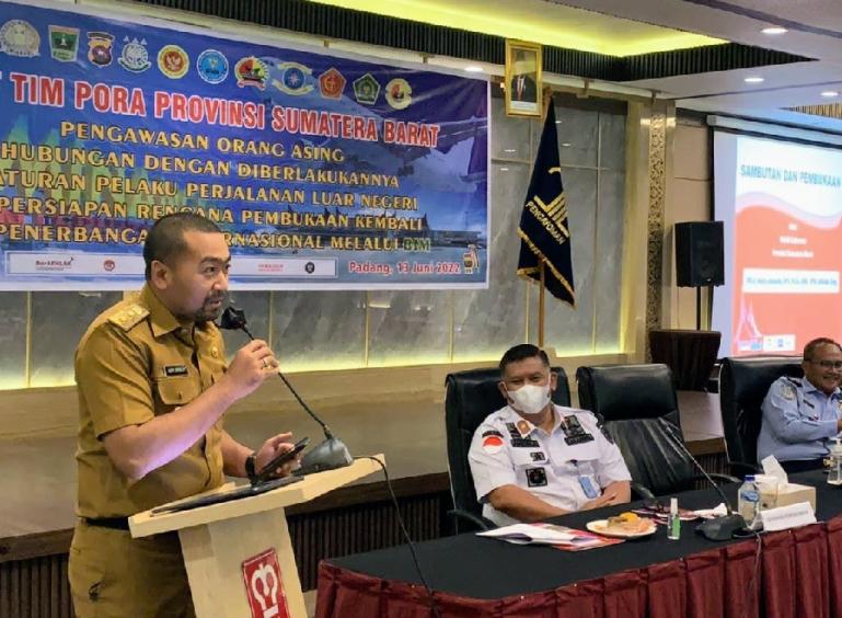 Wagub Sumbar, Audy Joinaldy saat buka rakor Tim Pengawasan Orang Asing (PORA) di Pangeran Beach Hotel Padang, Senin (13/6). (Dok : Istimewa)