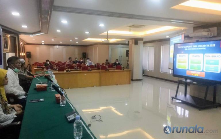 Wakil Rektor I Unand Prof Dr Mansyurdin MS menjelaskan mekanisme jalur seleksi masuk (SIMA) Unand di Ruang Sidang Senat Lantai IV Rektorat Unand, Senin (6/6). (Foto : Fajril)