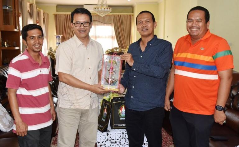 Wabup Temanggung, Heri Ibnu Wibowo menemui Wali Kota Pariaman, Genius Umar di rumah dinasnya, Sabtu sore (18/6). (Dok : Istimewa)