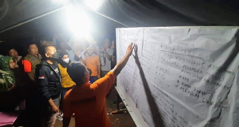 Wagub Sumbar, Audy Joinaldy saat meninjau Posko Pencarian di Lubuak Tongga, Kelurahan Balaigadang, Kecamatan Koto Tangah, Minggu (12/6) malam. (Dok : Istimewa)