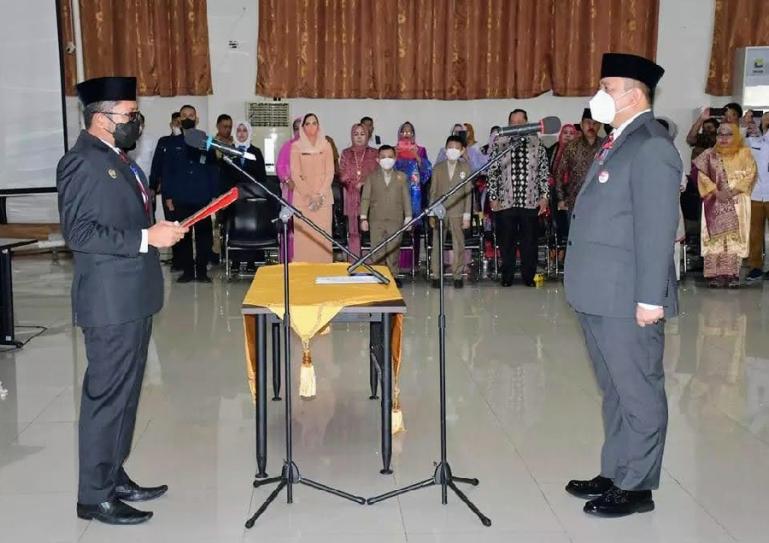 Wali Kota Padang Hendri Septa melantik Sekko Padang definitif Andree Harmadi Algamar di Ruang Bagindo Aziz Chan, Balai Kota Padang, Aiepacah, Senin (13/6). (Dok : Istimewa)