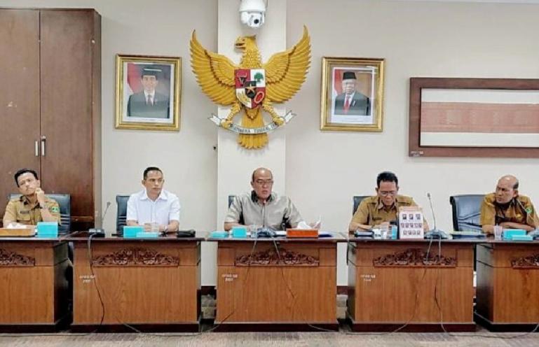 Ketua DPRD Sumbar Supardi saat menerima keluhan sejumlah wali murid SMPN 1 Padang soal PPDB, Selasa (26/6). (Dok : Istimewa)