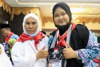 Siti Umaiyah dan Meylan, CJH Tertua dan Termuda dari Dharmasraya