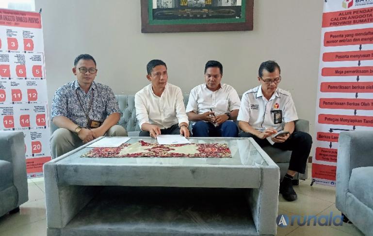 Ketua Timsel penerimaan calon anggota Bawaslu Sumbar, Hary Efendi Iskandar umumkan peserta yang lolos verifikasi berkas administrasi pendaftaran calon anggota Bawaslu Sumbar dalam jumpa pers, Rabu (13/7). (Foto : Arzil)