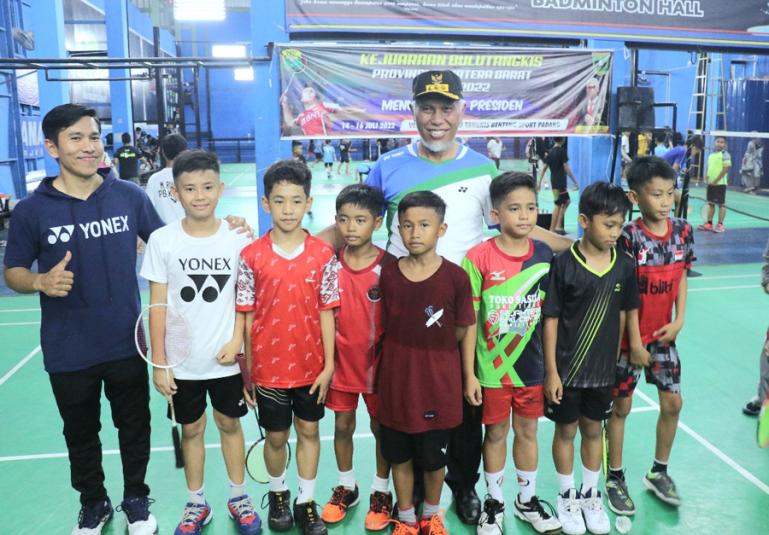 Gubernur Sumbar Mahyeldi bersama atlet bulu tangkis junior yang ikut Kejurprov 2022 di Padang, Kamis (14/7). (Dok : Istimewa)