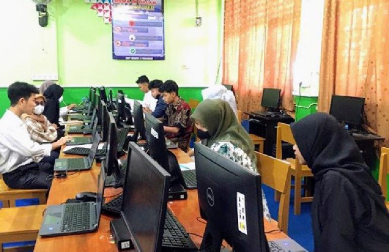Para siswa ikuti SIMAK UI melalui program Saga Saja di Kota Pariaman, Sabtu (2/7). (Dok : Istimewa)