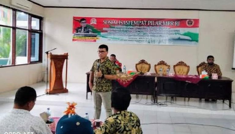 Anggota DPD RI asal Sumbar, Alirman Sori berikan materi empat pilar MPR RI kepada wartawan dan LSM se Pessel saat sosialisasi, Rabu (27/7) kemarin. (Dok : Istimewa)