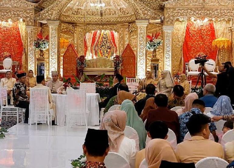 Wakil Ketua DPD RI, Sultan Bachtiar Najamuddin dan Wagub Sumbar Audy Joinaldy jadi saksi pernikahan putri anggota DPD RI, Alirman Sori di Hotel Pangeran Beach Padang, Sabtu (17/7). (Dok : Istimewa)