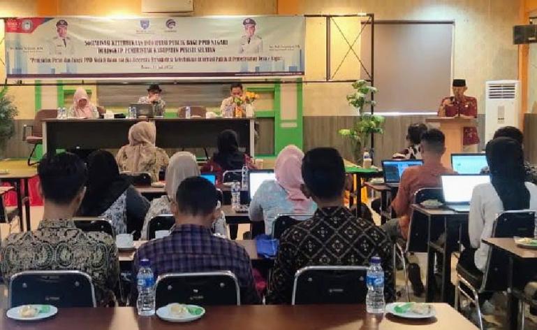 Wakil Ketua KI Sumbar, Arif Yumardi jadi pembicara dalam sosialisasi KIP bagi PPID Nagari se Pessel, Kamis (14/7). (Dok : Istimewa)