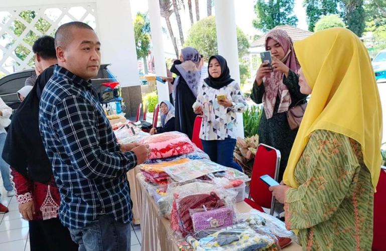 Wagub Sumbar, Audy Joinaldy melihat hasil karya produk UMKM yang dilaksanakan Balitbang Sumbar di aula Istana Bung Hatta, Bukittinggi, Sabtu, (16/7). (Dok : Istimewa)