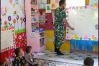 Babinsa Sertu M Syeh sedang berikan pengajaran dan motivasi kepada murid TK Azzahra, Lubuk Minturun, Padang, Rabu (13/7) kemarin. (Dok : Istimewa)