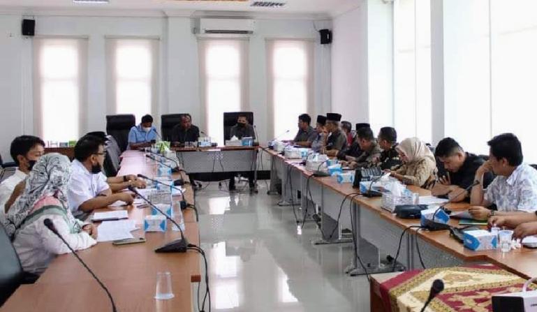 Ketua DPRD Dharmasraya Pariyanto pimpin rapat gabungan bahas tiga ranperda, Rabu (6/7). (Dok : Istimewa)