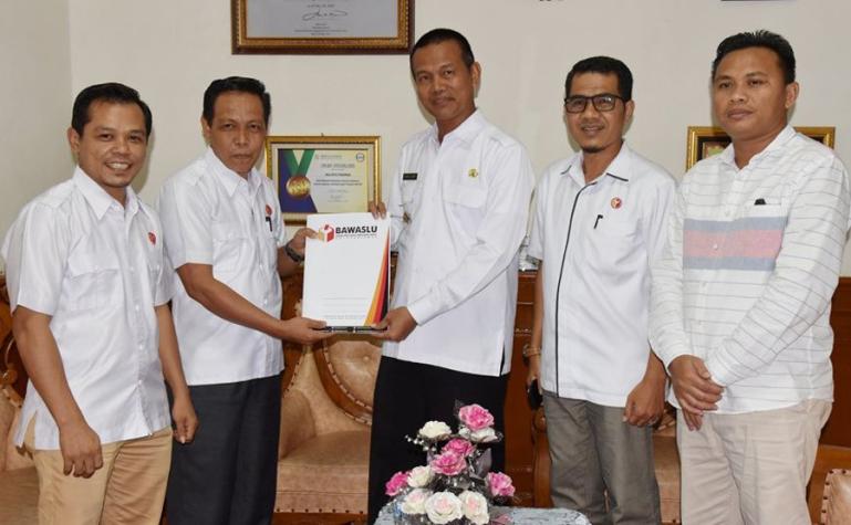 Wako Genius Umar saat menerima berkas usulan anggaran pengawasan untuk pilkada serentak 2024 dari Bawaslu Kota Pariaman, Rabu siang (13/7). (Dok : Istimewa)
