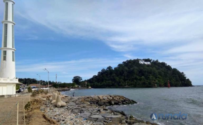 Suasana pantai dekat Muara Padang terlihat sepi menyusul munculnya seekor buaya yang berenang di sekitar pantai, Senin siang (11/7). (Foto : Derizon)