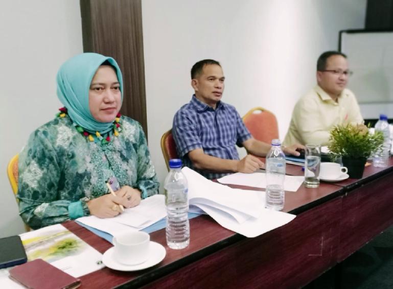 Wakil Ketua Komisi V, Aida bersama anggotanya rapat kerja bahas KUA PPAS 2023 dengan OPD mitra kerjanya di Bukittinggi, Jumat (22/7). (Dok : Istimewa)