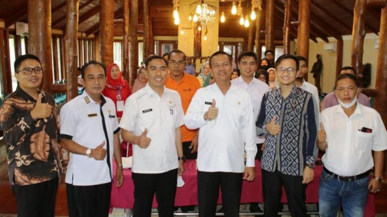 Wako Genius Umar bersama pelaku usaha homestay di sela-sela pelatihan, Rabu (13/7). (Dok : Istimewa)