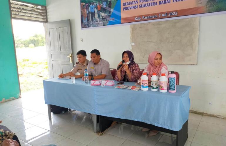 Noviyanti mewakili Kadis DKP Sumbar, berikan masukan pada pelaku budidaya perikanan di Agam dalam temu teknis HPI, Rabu (13/7). (Dok : Istimewa)