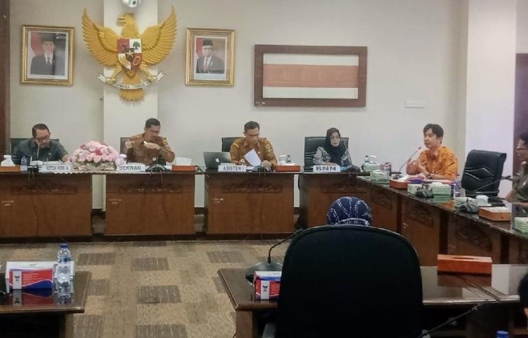 Rombongan DPRD Jatim saat sharing dengan Sekretaris DPRD Sumbar Raflis menyangkut Perda P4GN, di DPRD Sumbar, Selasa (26/7). (Dok : Istimewa)