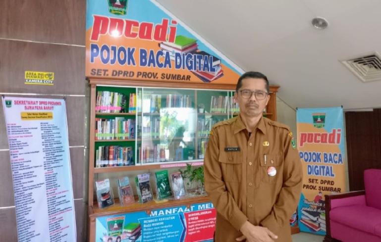 Sekretaris DPRD Sumbar, Raflis di depan Pojok Baca Digital yang baru didirikan di gedung DPRD Sumbar, Rabu (6/7). (Dok : Istimewa)