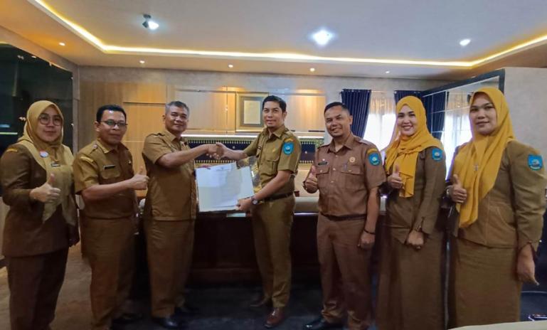 Kadis PMD Sumbar Amasrul, SH saat serahan hadiah kepada pemenang lomba Desa/Nagari dan Kelurahan Berprestasi tahun 2022 tingkat Sumbar, Selasa (19/7). (Dok : Istimewa)